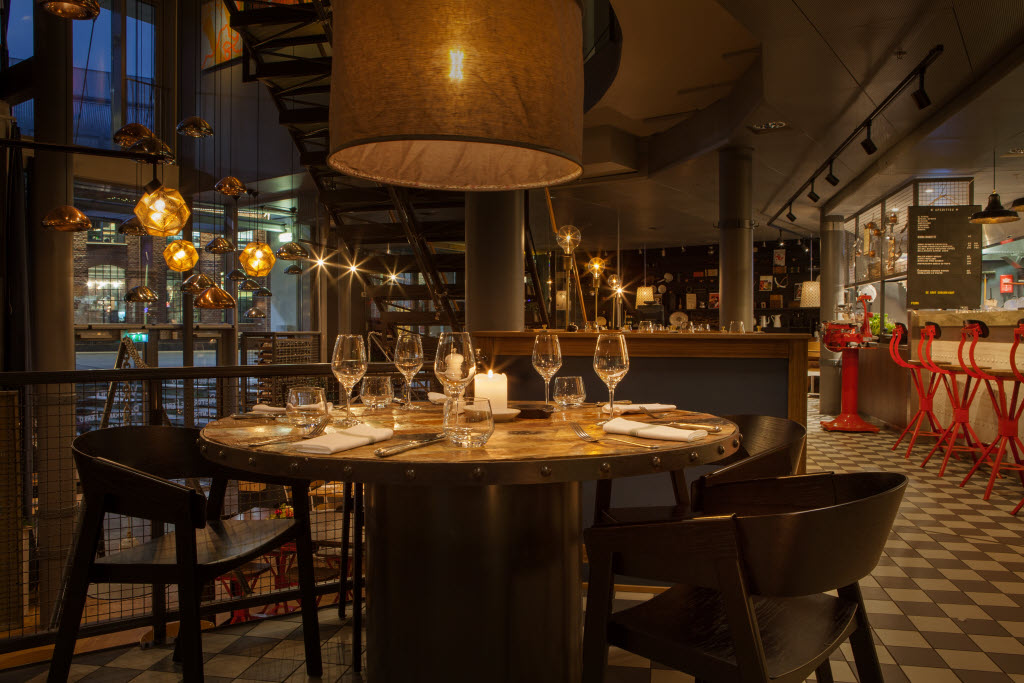 Foto: Tord-Erik Andresen
Post@hotellfoto.no Round table at restaurant.